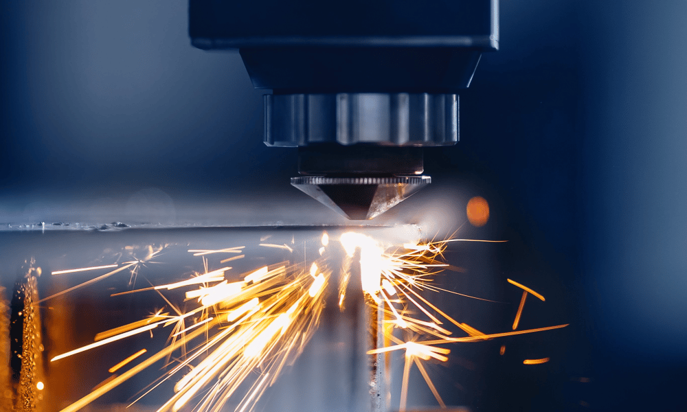 en laserskärmaskin med gnistor