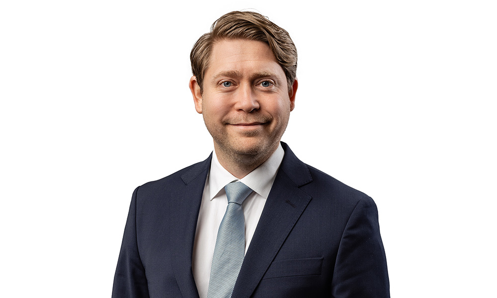 en person i kostym och slips