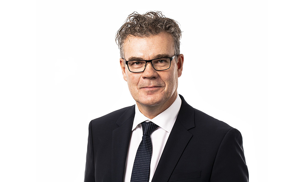 en person i kostym och slips