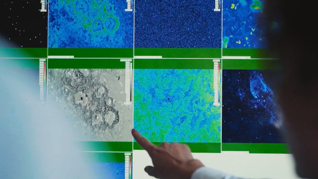 スクリーンを指差す手