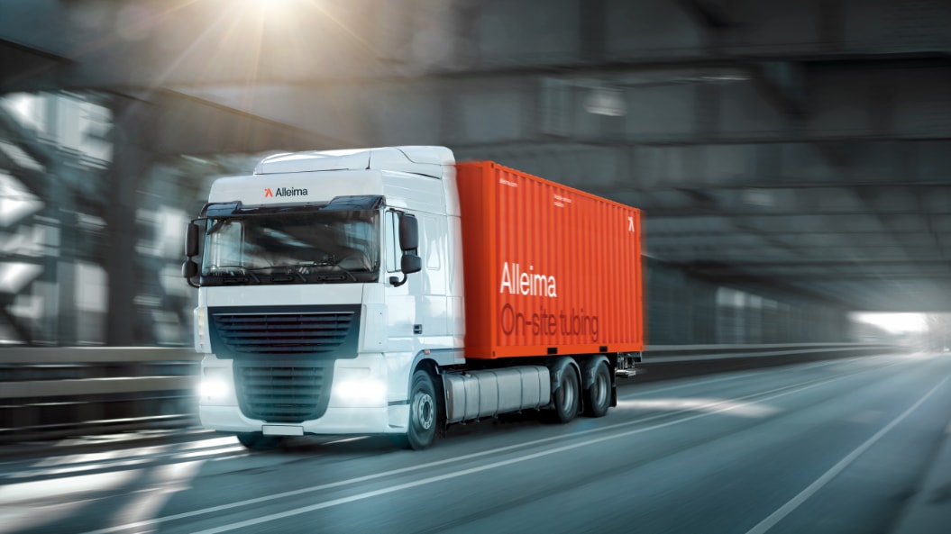 en vit lastbil med en röd container på sidan