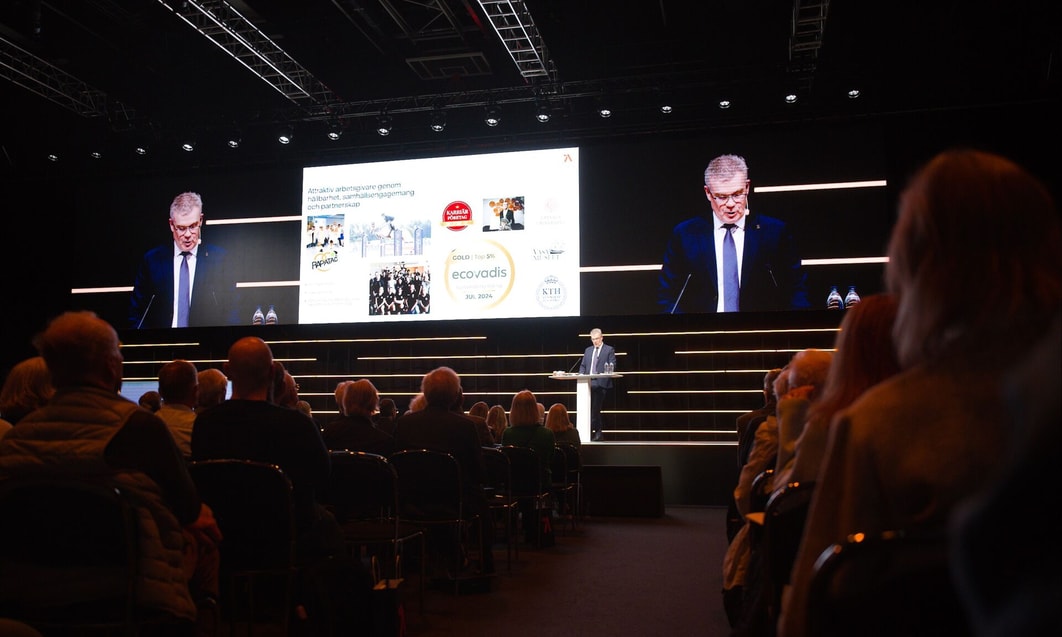 en person som står framför en scen med storbildsskärm