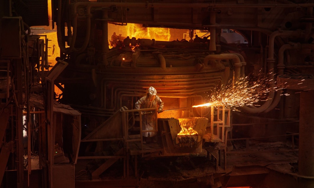 en maskerad person som arbetar i en fabrik