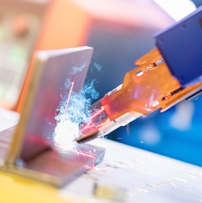 en närbild av en robot som svetsar en metallbit