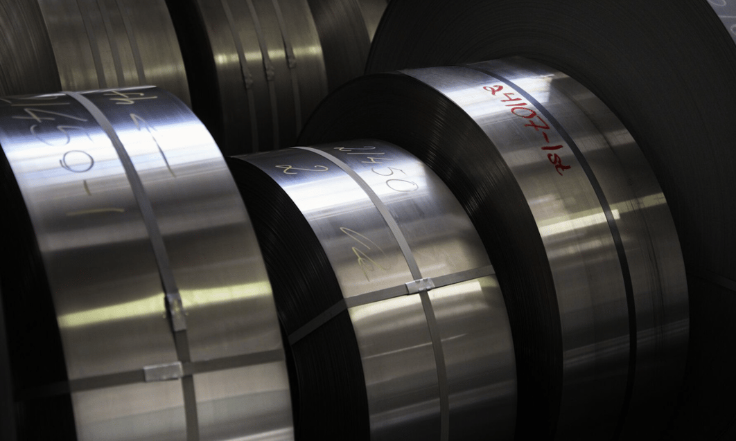 倉庫内の鋼鉄コイルのロール