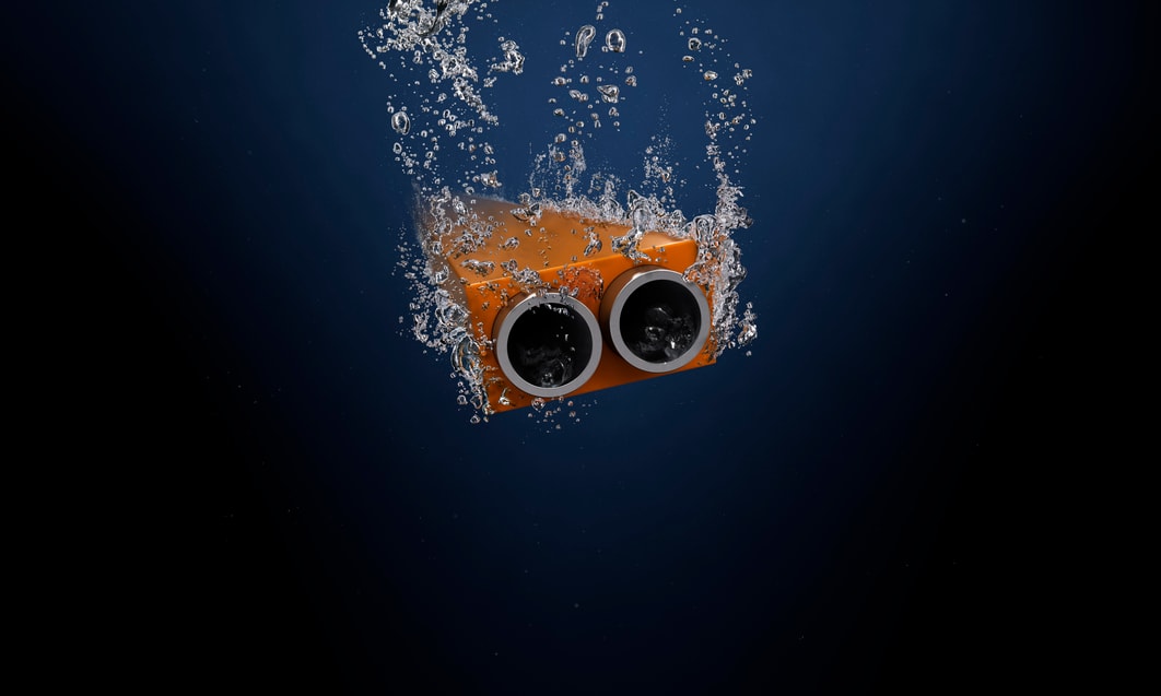 ett orange föremål under vatten
