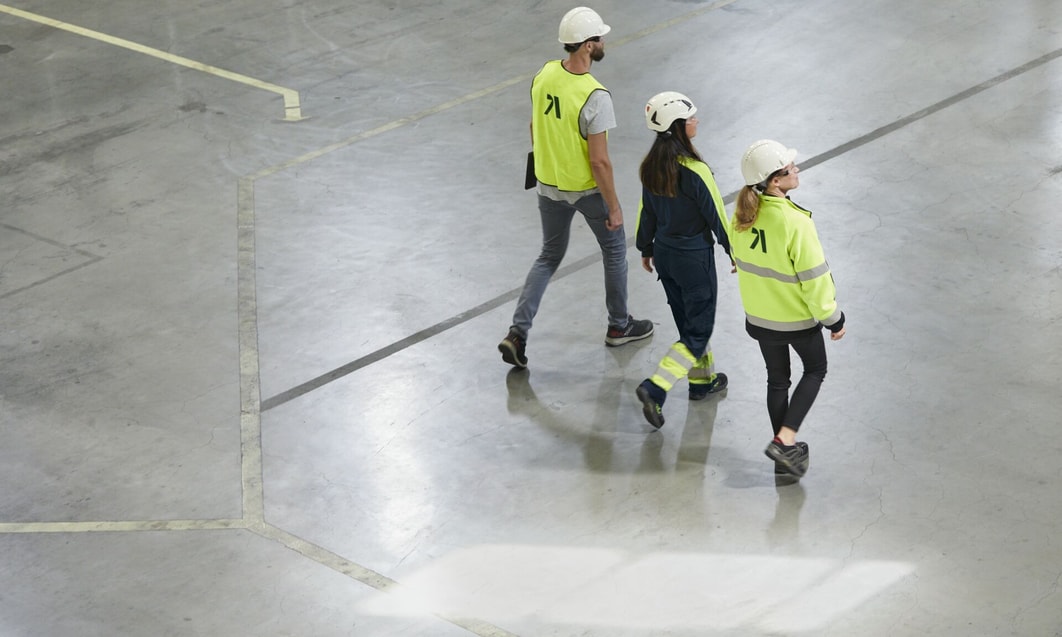 en grupp människor som går i en byggnad