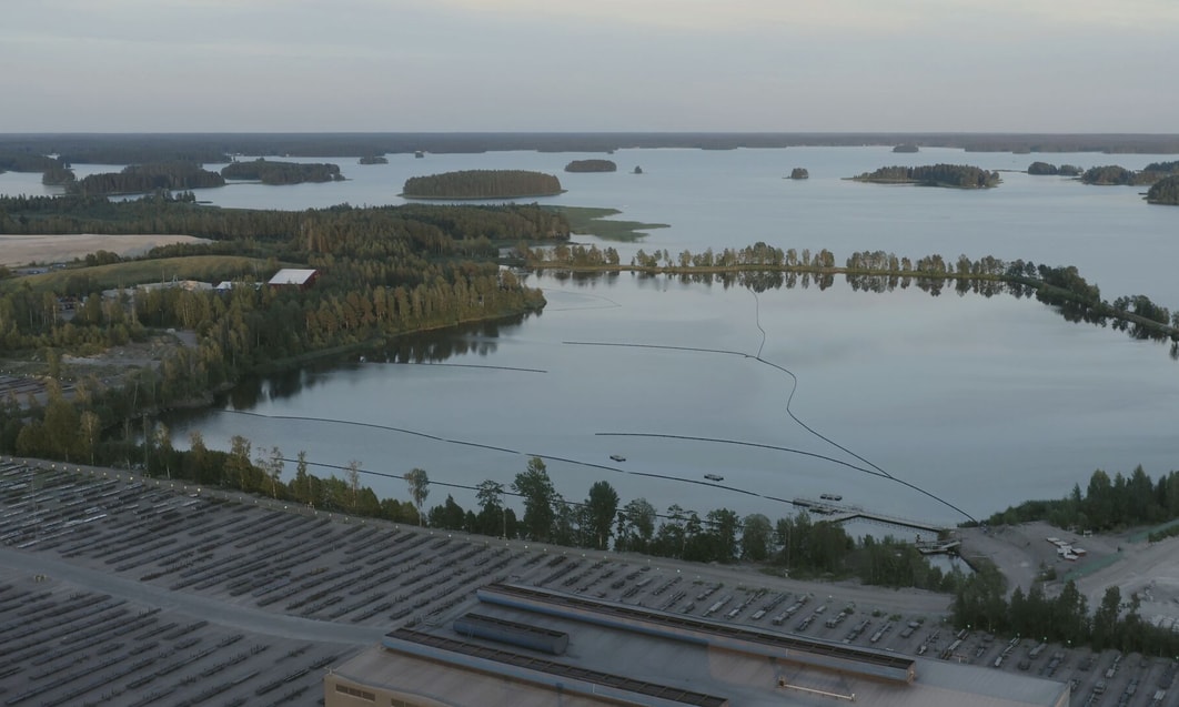 en vattensamling med träd och byggnader