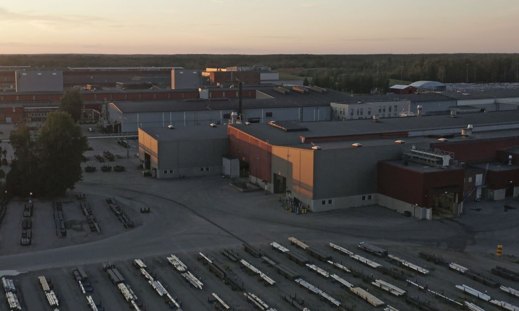 a large industrial area with persony buildings