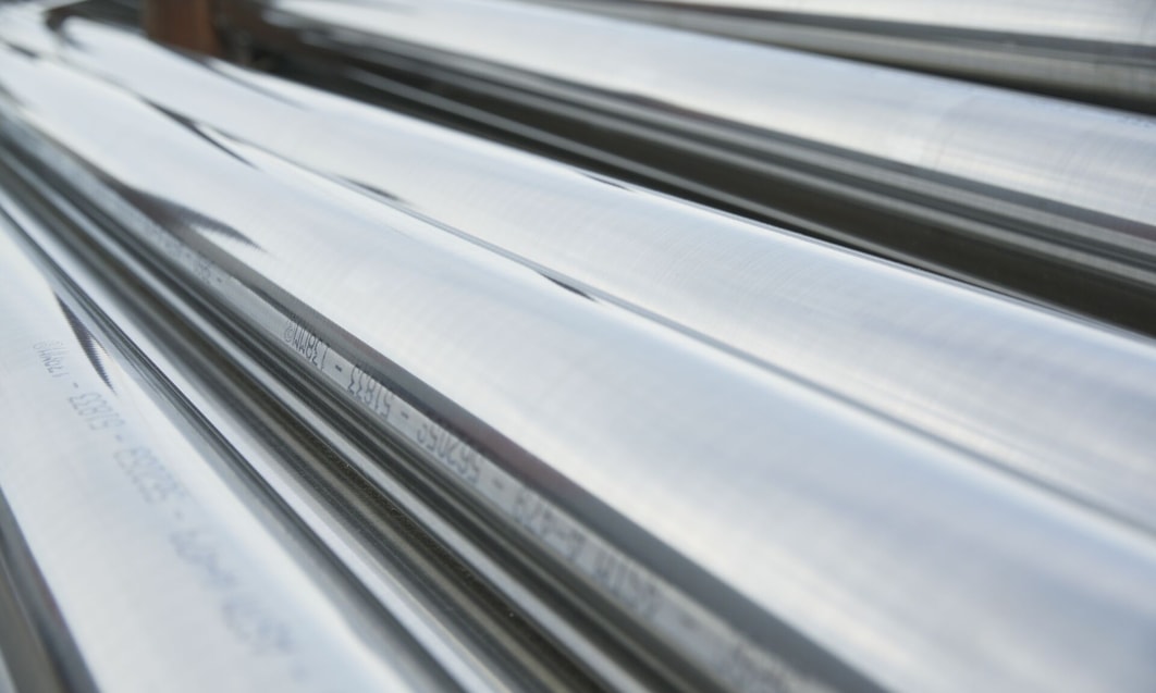 närbild av en grupp glänsande metallrör