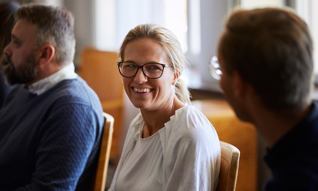 en person som ler mot en person