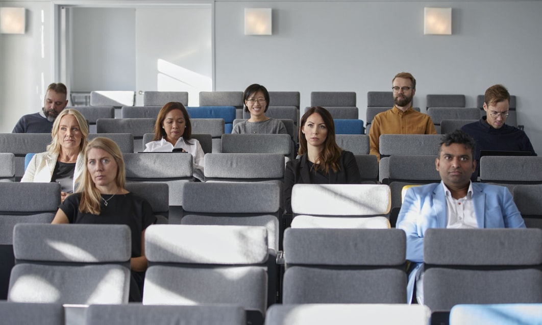 en grupp människor som sitter i ett rum