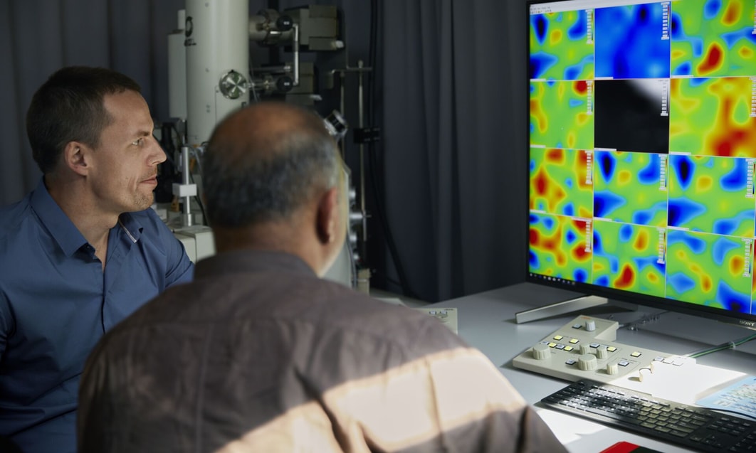 コンピューター画面を見ている人