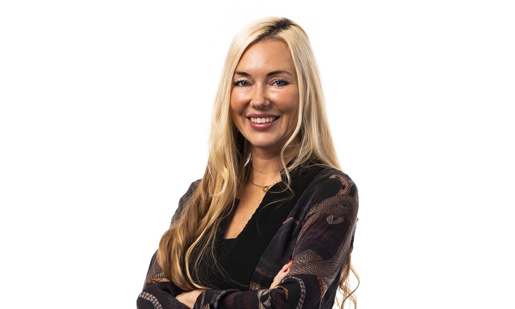 en person med långt blont hår