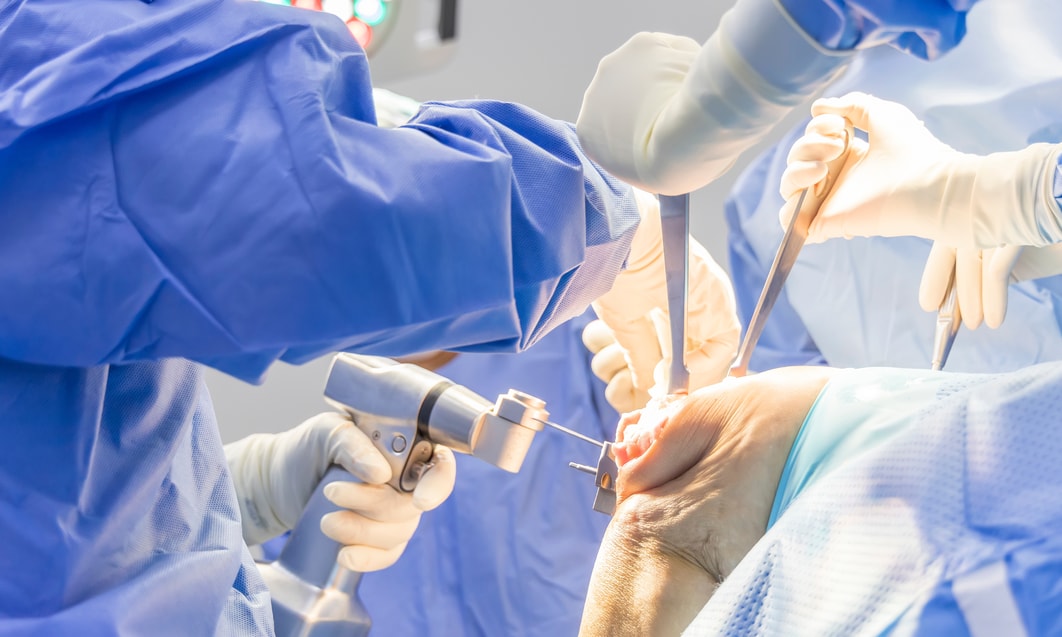 en läkare som utför en operation på en patient