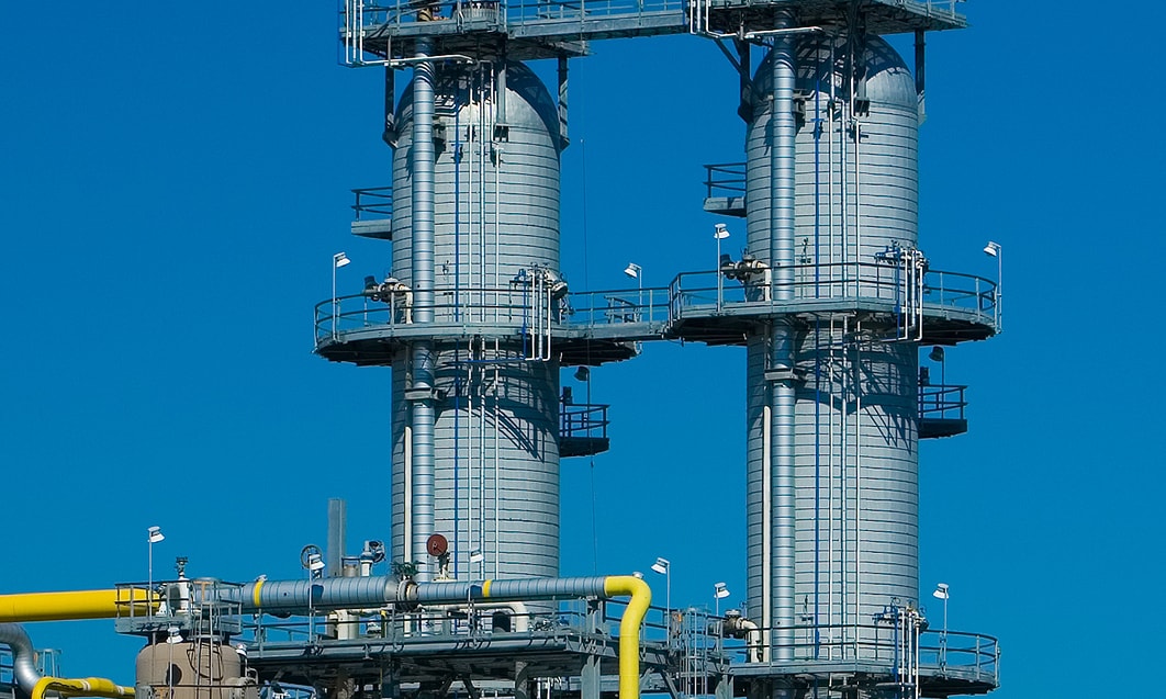 en stor industrianläggning med flera torn