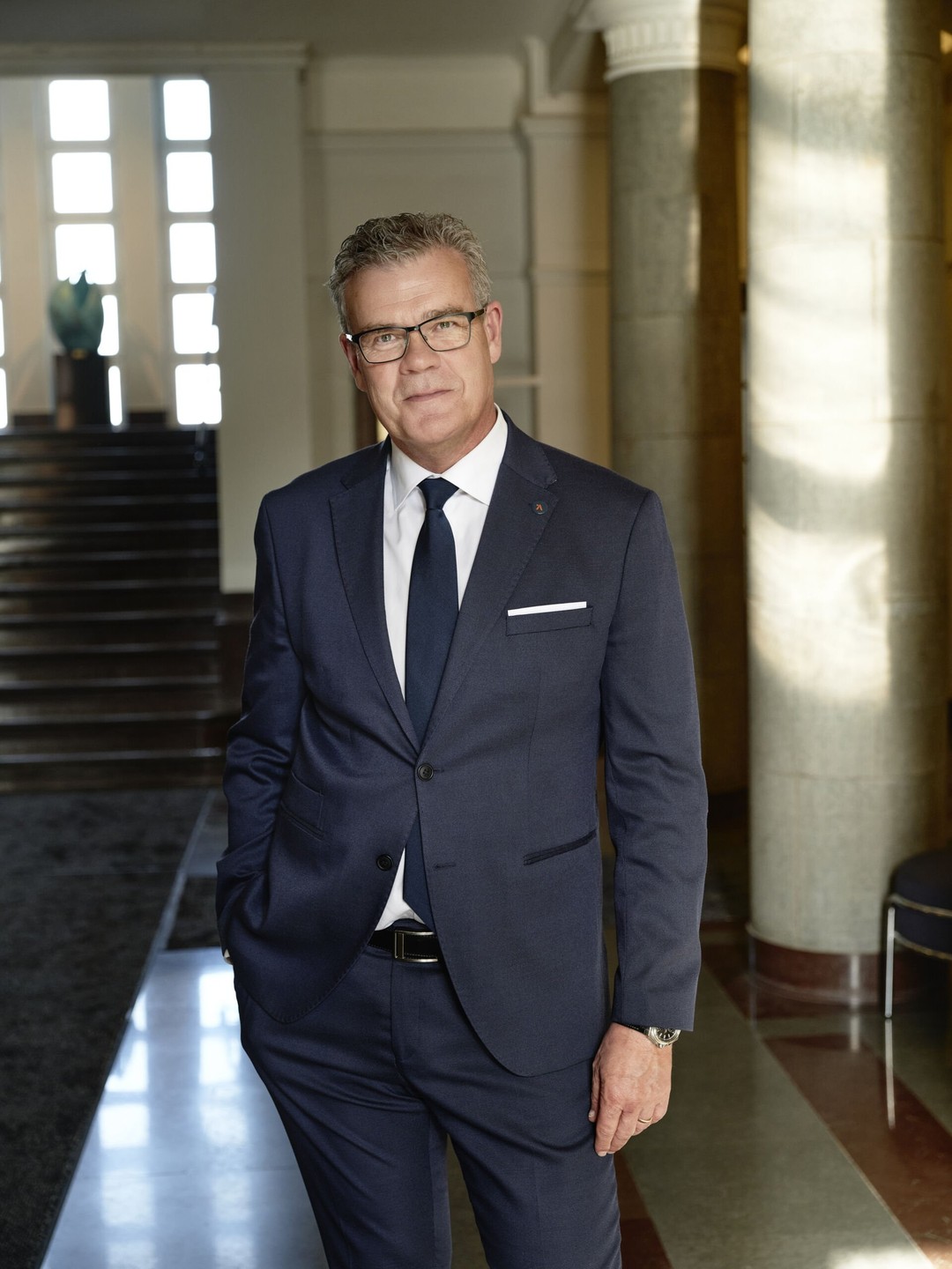 en person i en kostym