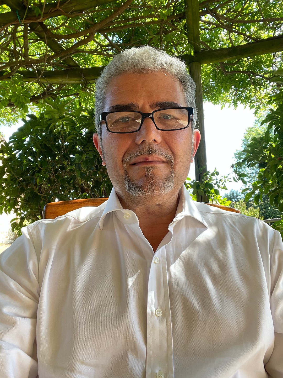 en person i vit skjorta