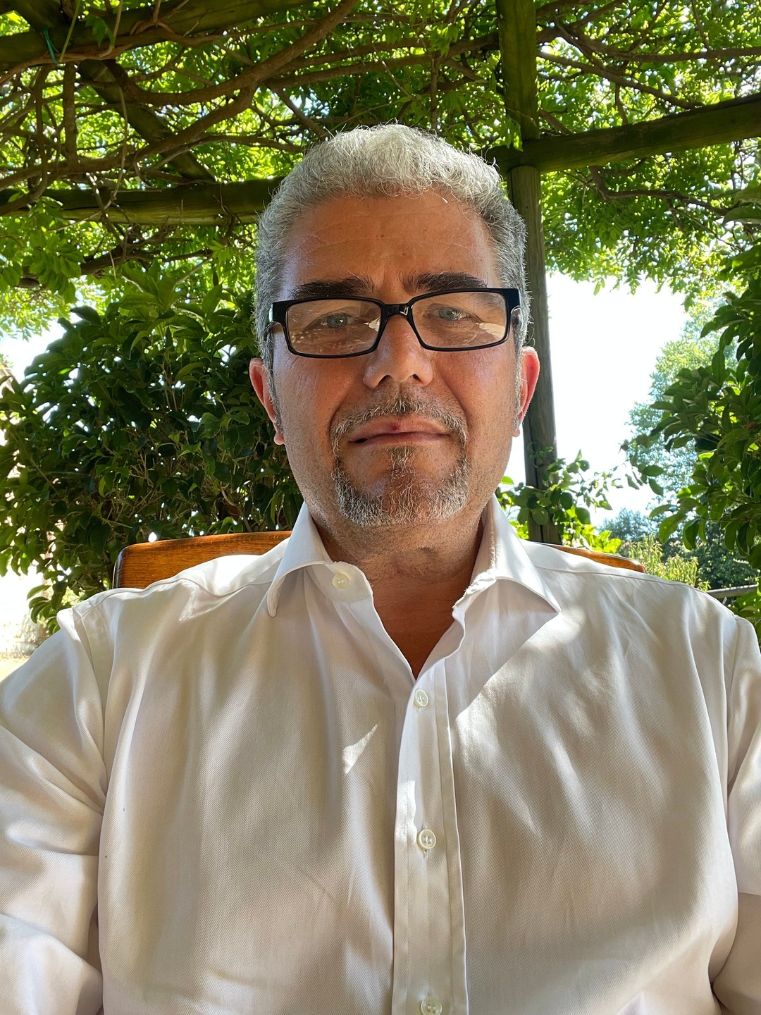 en person i vit skjorta