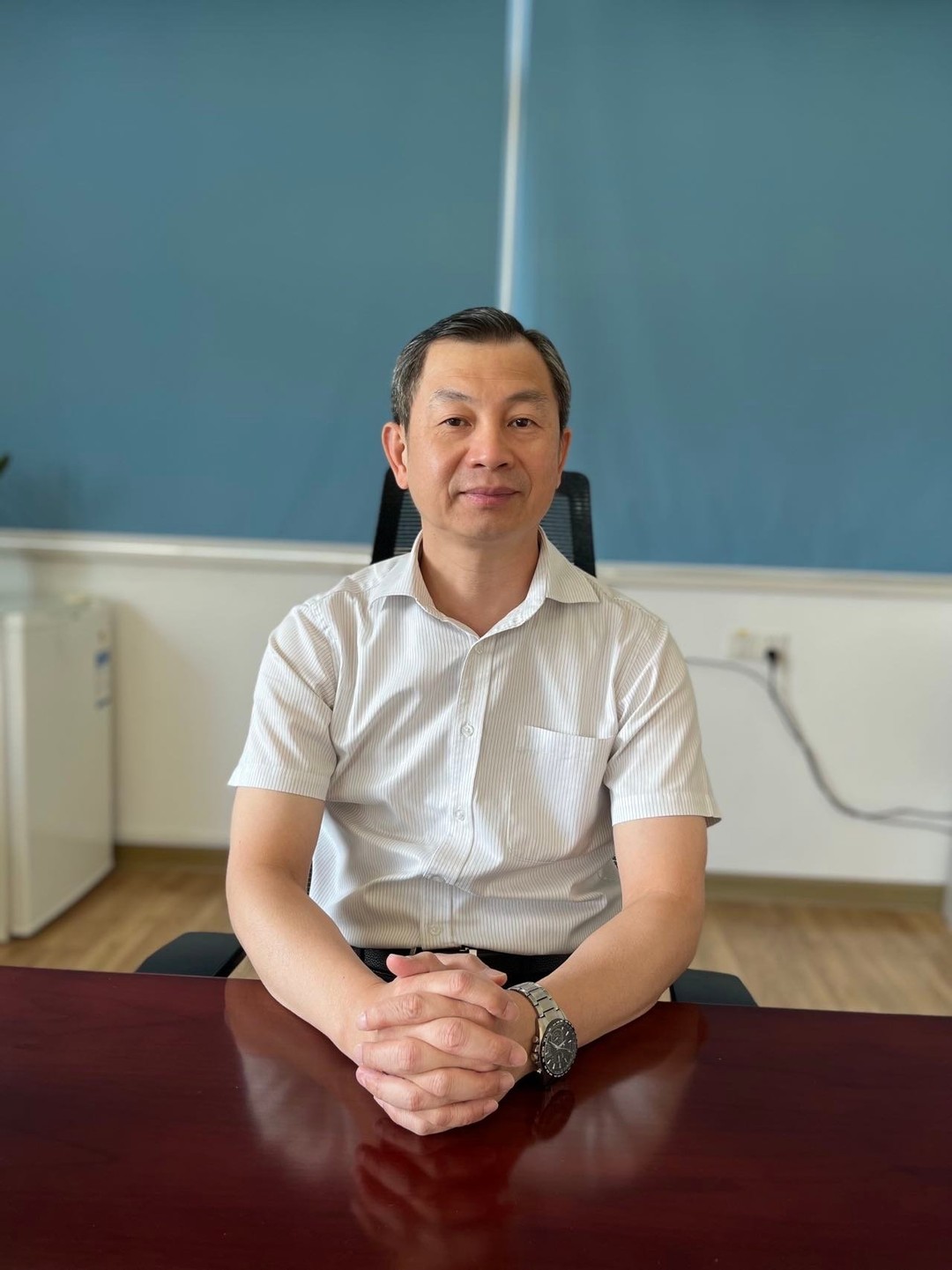 en person som sitter vid ett skrivbord