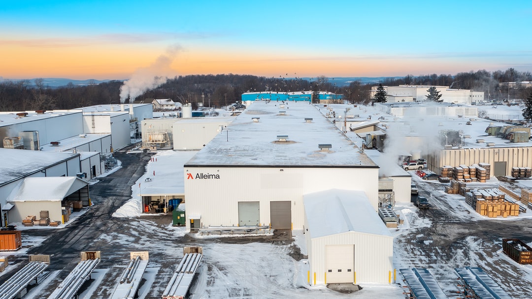 en stor vit byggnad med snö