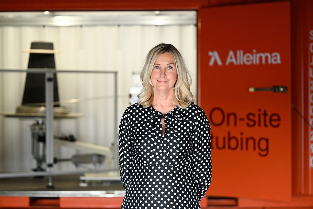 en person i en prickig klänning