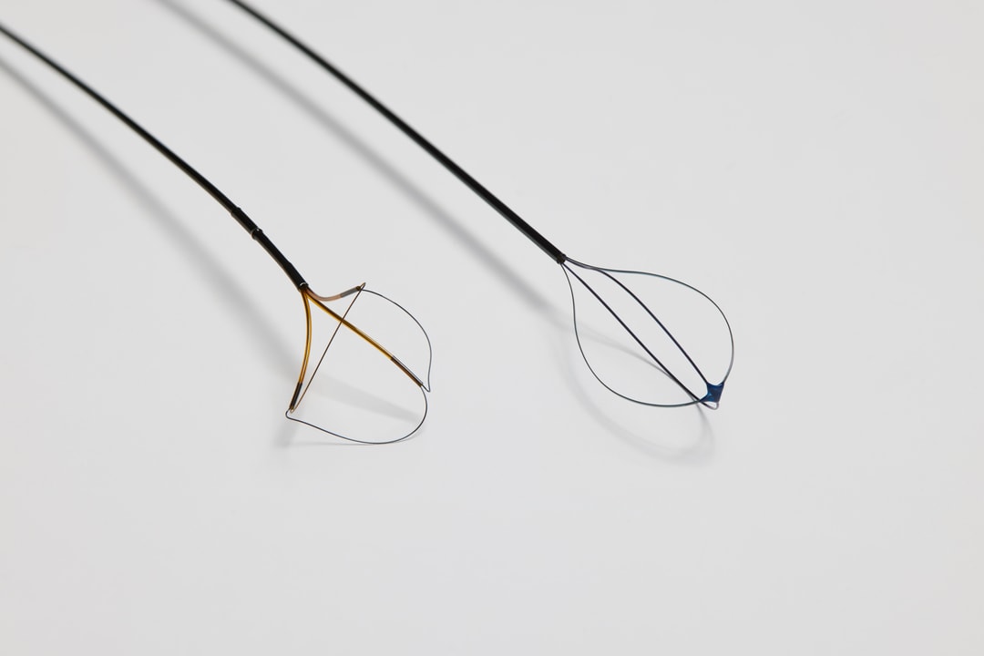 a close up of a wire object