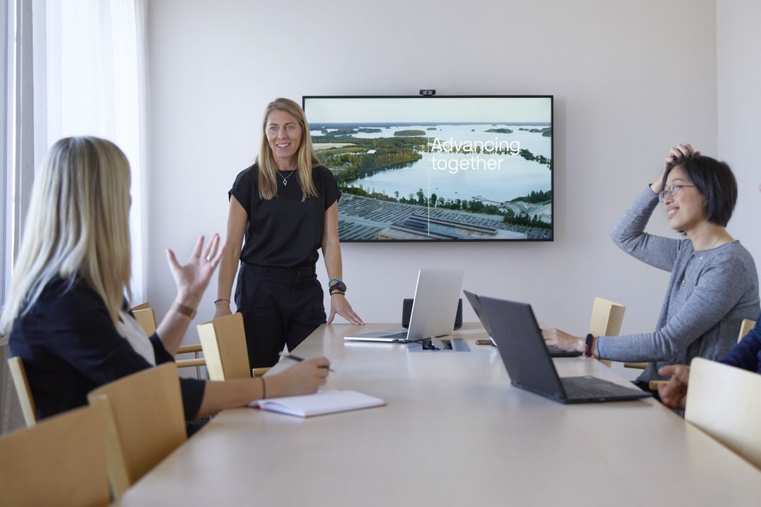 en grupp människor runt ett bord