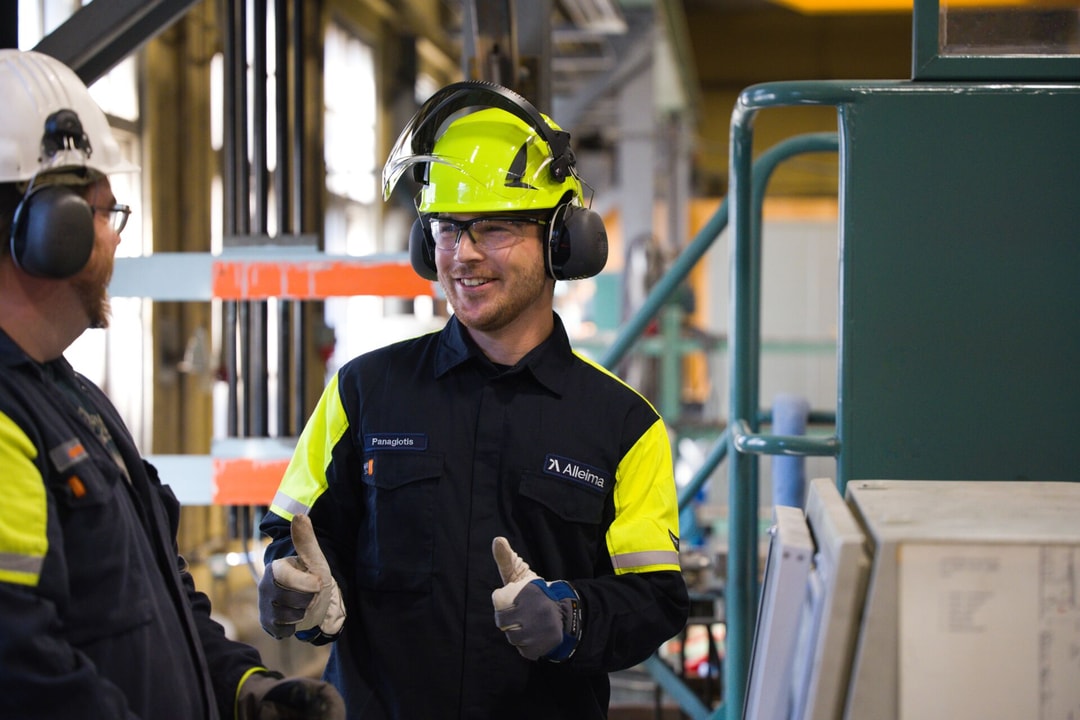 en person som bär skyddshjälm och handskar