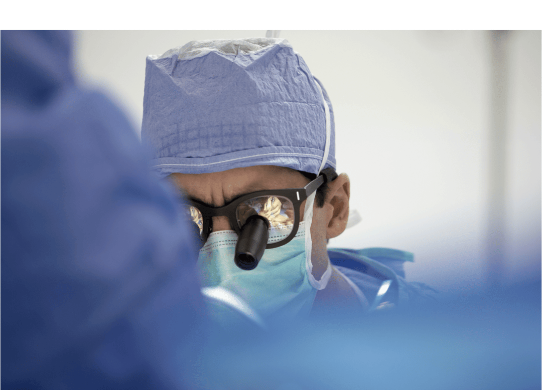 en person som bär mask och glasögon