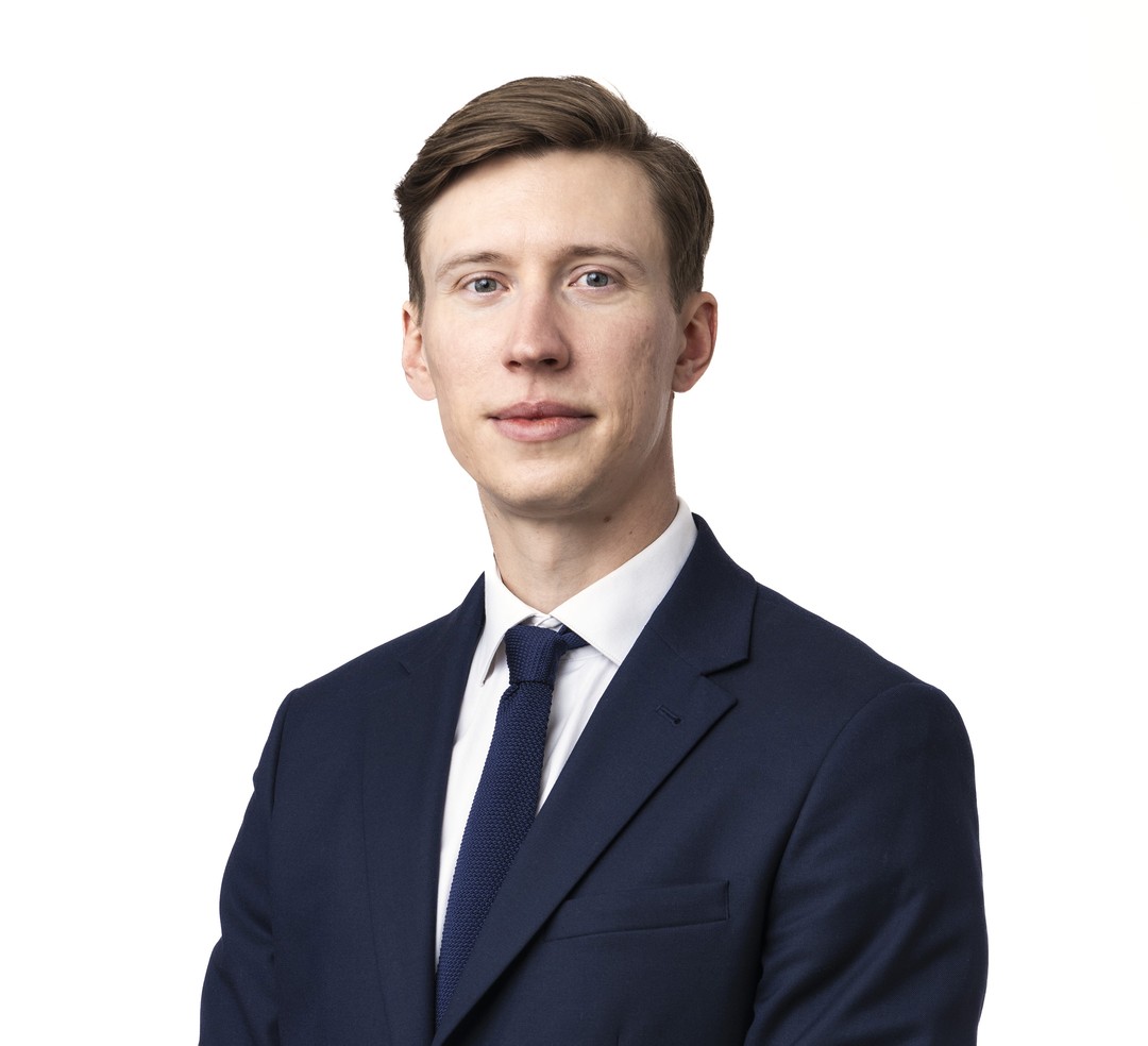 en person i kostym och slips