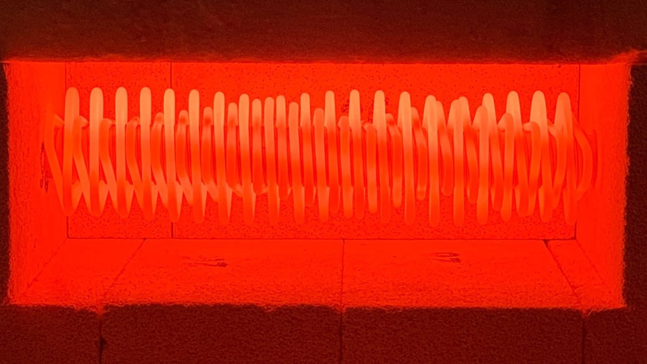 en spole av vit plast