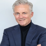 en person i en kostym