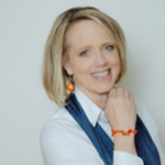 en person som ler med en hand på hakan