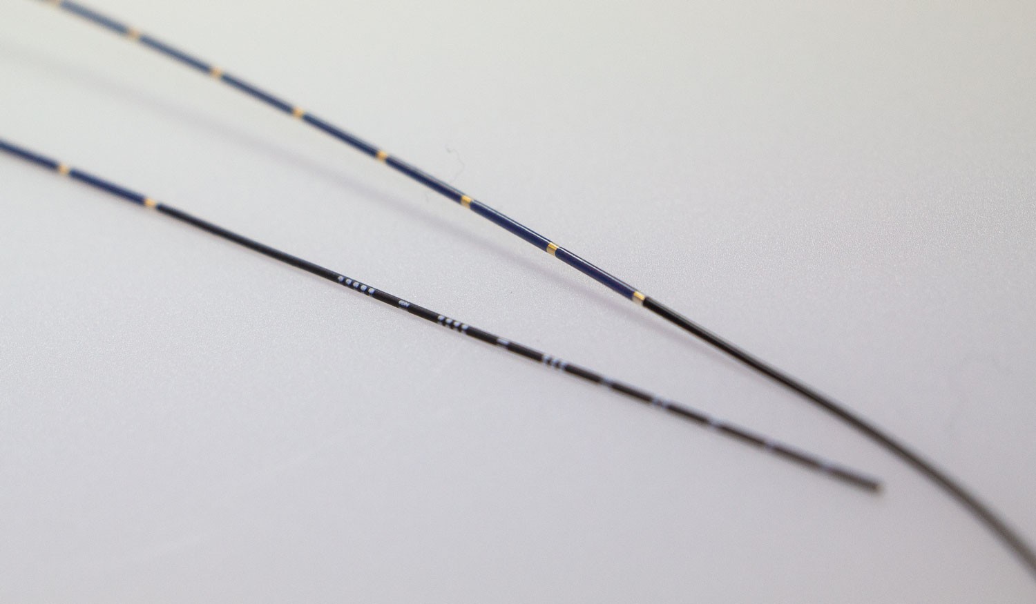 en närbild av två pinnar