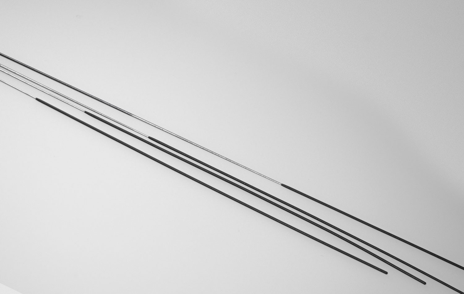 en svart och silverfärgad metallpinne