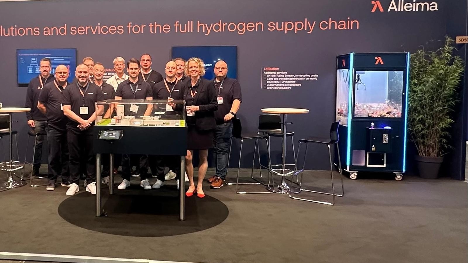 en grupp människor som står framför en skylt