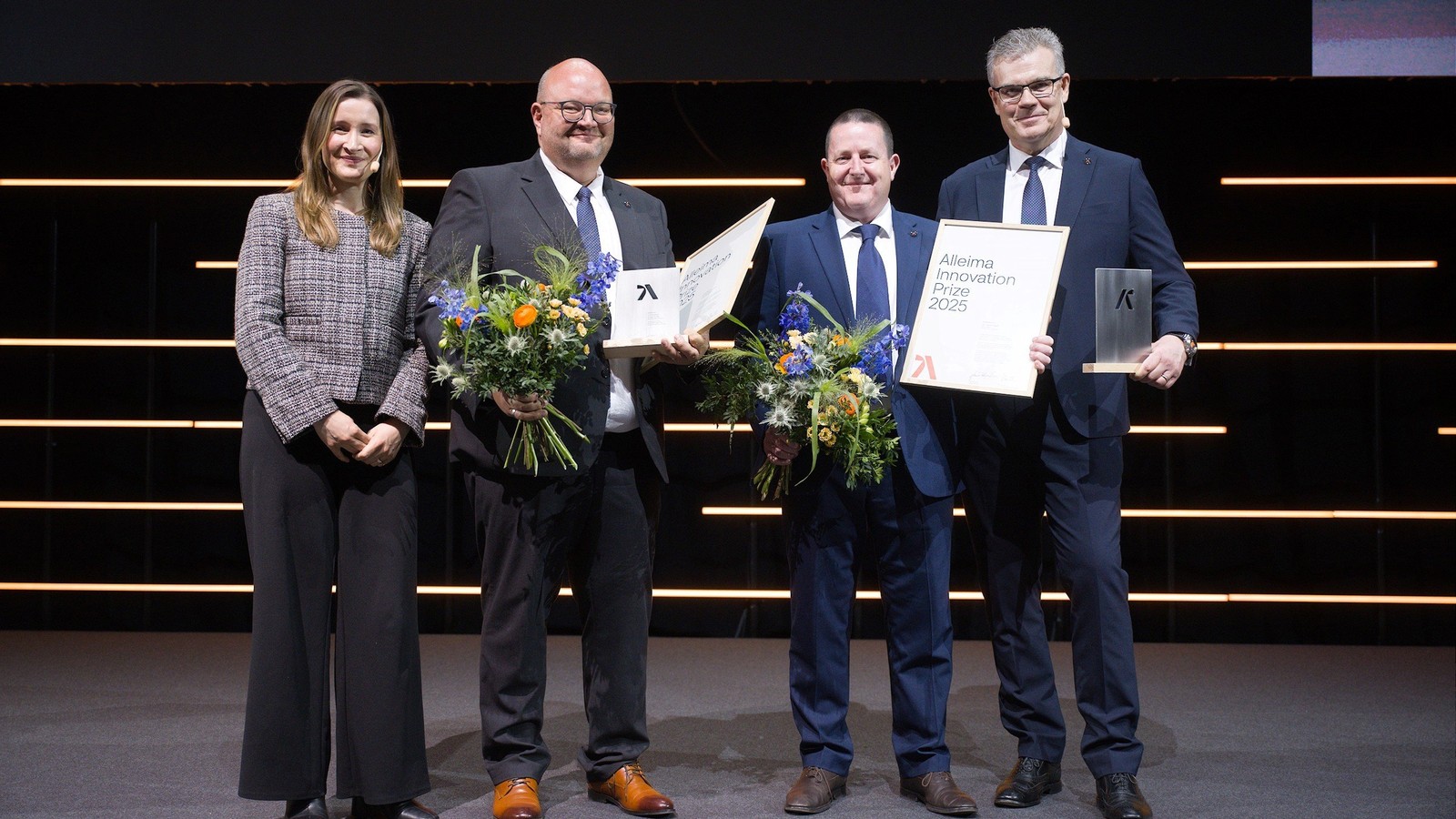 花と賞を手にする一団