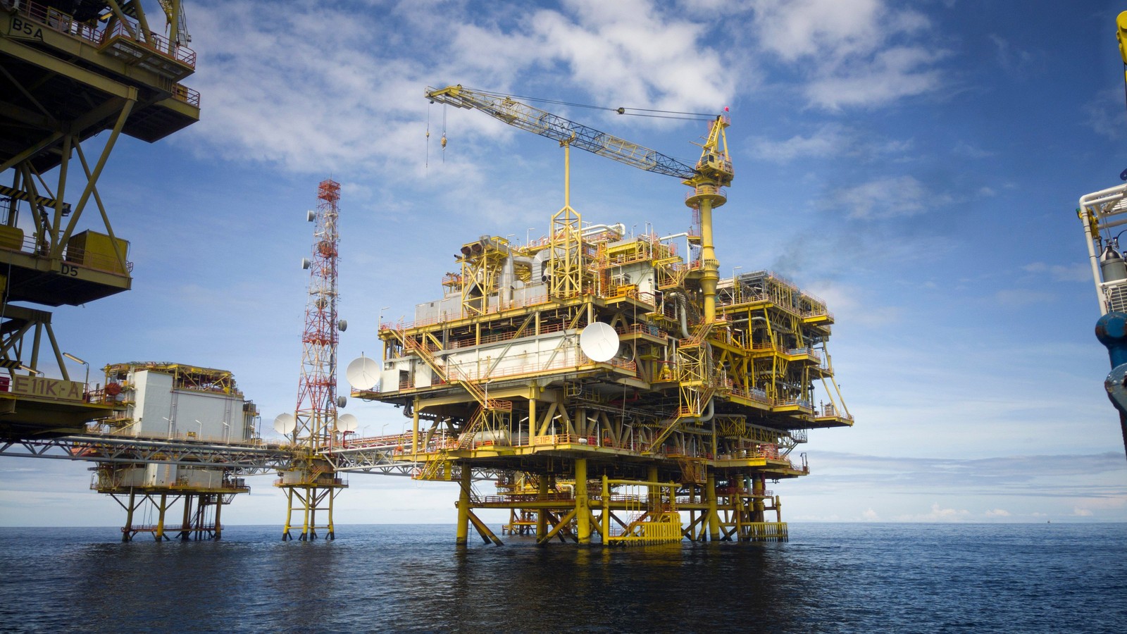 en stor plattform mitt ute i havet
