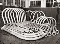 en grupp av rör i ett rum