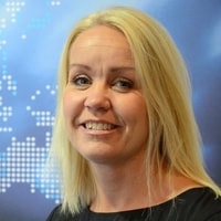 en person som ler för en bild