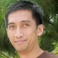 en person som ler mot kameran