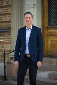 en person i en kostym