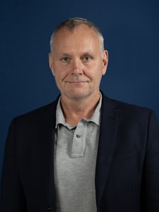 en person i en kostym