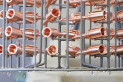 en närbild av en metallbehållare