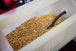 en behållare med en hög av bruna korn