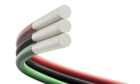 en närbild av flera kablar