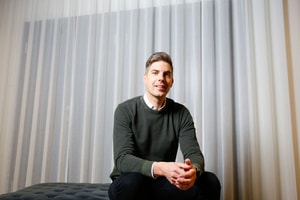 en person som sitter på en säng