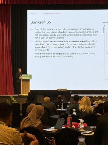 en person som står framför en skärm