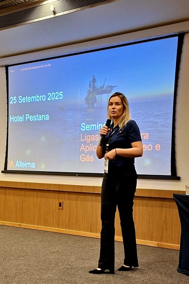 en person som står framför en skärm